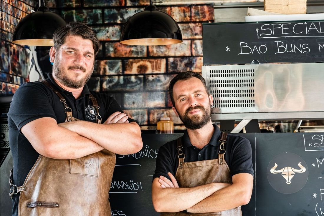 Haris und Dejan, die Gründer von HooD Food, vor ihrem Foodtruck
